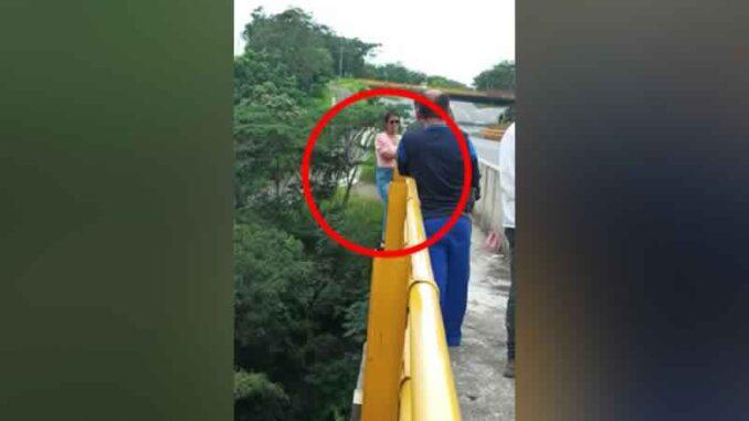 Imagen de la noticia: Colombia: Mujer se suicidó al lanzarse de un Puente en Ibagué. (video)