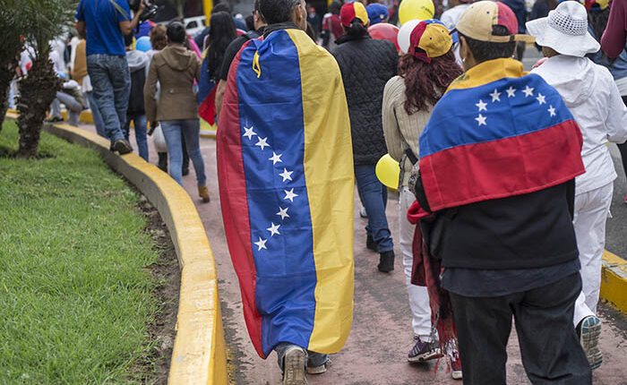 Imagen de la noticia: Colombia: El 15% de los venezolanos tienen permiso especial de  permanencia, dice el Dane