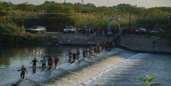 Imagen de la noticia: Mexico: Intentando llegar a EEUU se ahogó niño migrante y su hermano está desaparecido