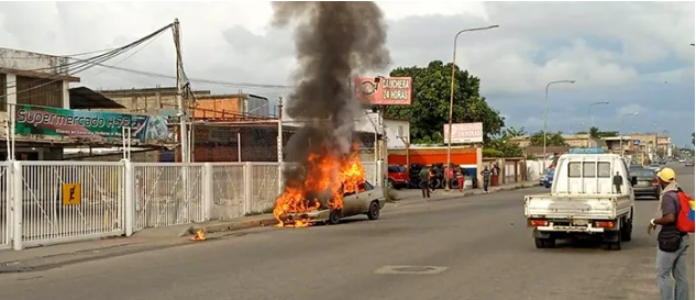 Imagen de la noticia: Municipio Cabimas: Por problemas de combustion, se incendió vehículo en la carretera “H”