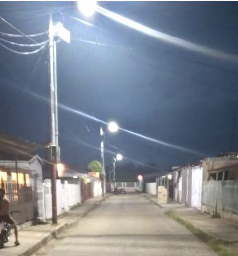 Imagen de la noticia: Municipio Valmore Rodriguez: Alcaldia con coreracion de Corpoelec realizan instalación de las luminarias