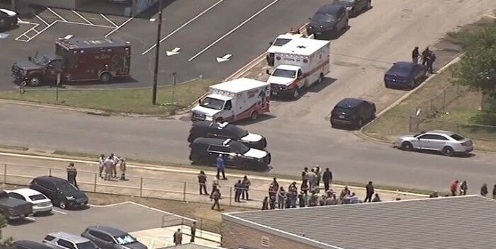 Imagen de la noticia: EE.UU: Al menos 21 muertos (18 niños) en un tiroteo en colegio de Texas.(video)