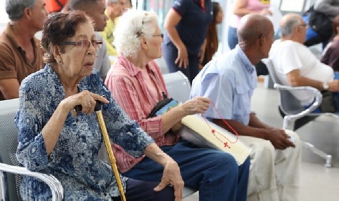 Imagen de la noticia: Se quejan los pensionados: ” Segundo pago de aguinaldos, no alcanza para nada”