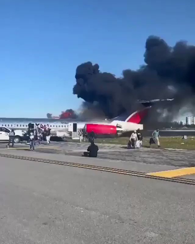 Imagen de la noticia: EE.UU: Avion intenta aterrizar con problemas en tren de aterrizaje y se incendia.(video)
