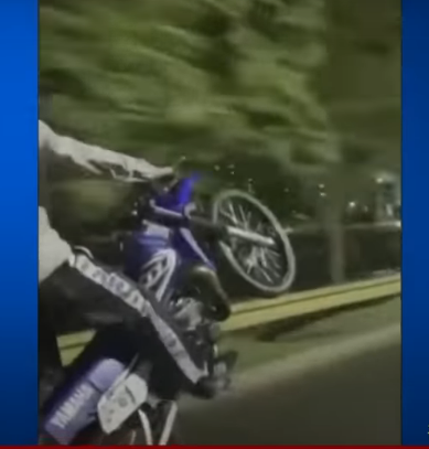 Imagen de la noticia: Colombia: Motociclista se estrelló contra un camión y murió mientras realizaba maniobras peligrosas.(video fuerte)