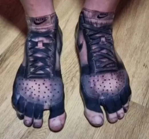 Imagen de la noticia: Se tatuó zapatillas para no tener que comprar calzado nunca más