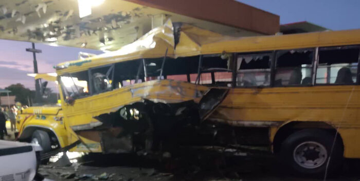 Imagen de la noticia: Municipio Cabimas: Se produce fuerte explosion de un bus cuando surtia de gas a la unidad en estacion de servicio