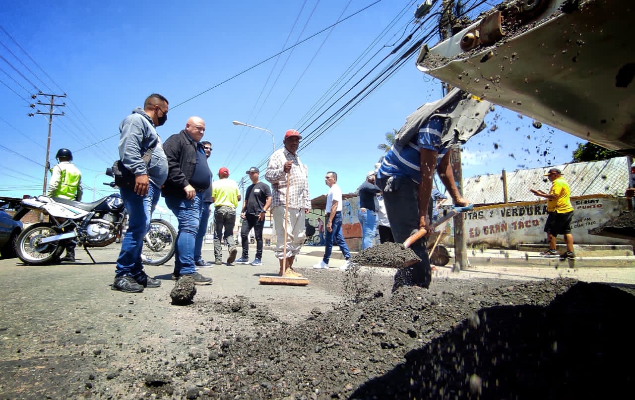 Imagen de la noticia: Municipio Cabimas: Alcaldía realiza trabajos de limpieza y bacheo en la carretera H