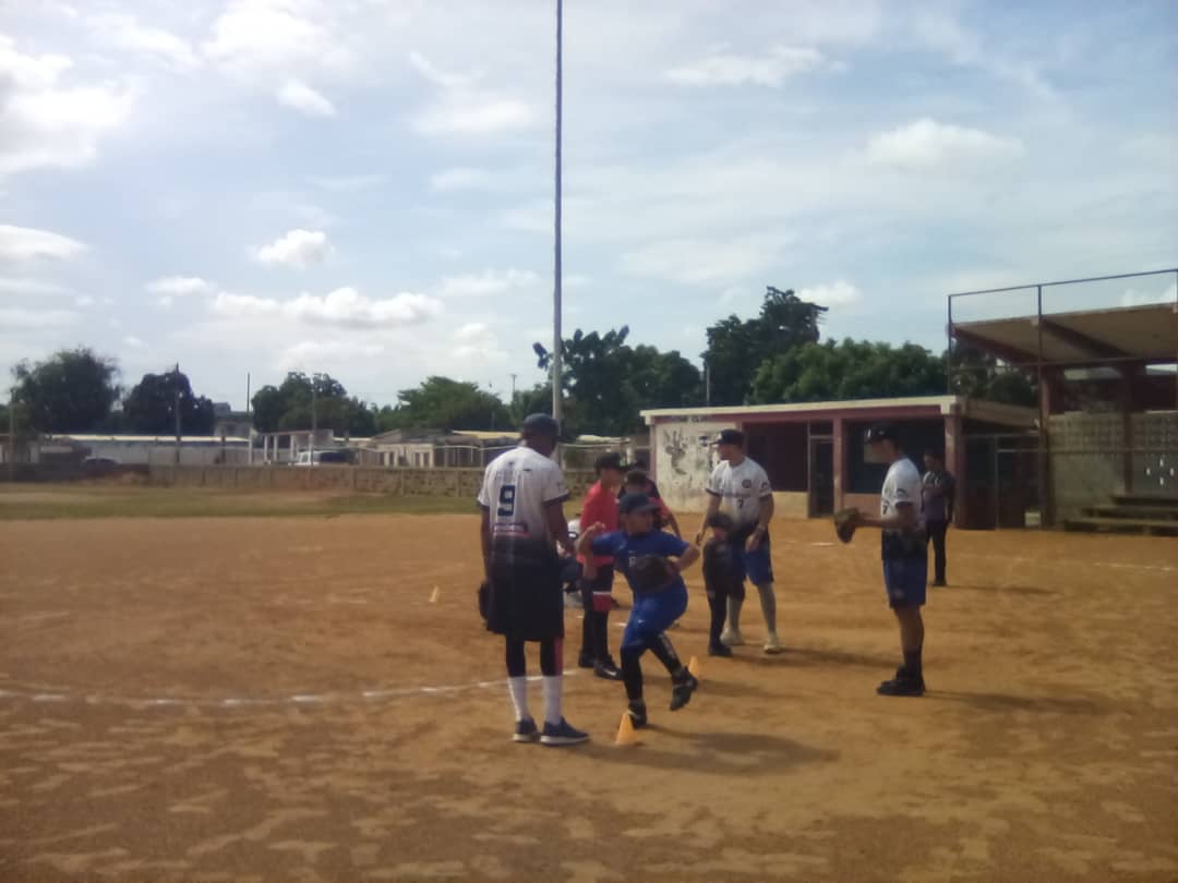 Imagen de la noticia: Municipio Cabimas: Petroleros del Zulia y equipo político de Ambrosio ofrecen clínica deportiva y Jornada social en El Golfito