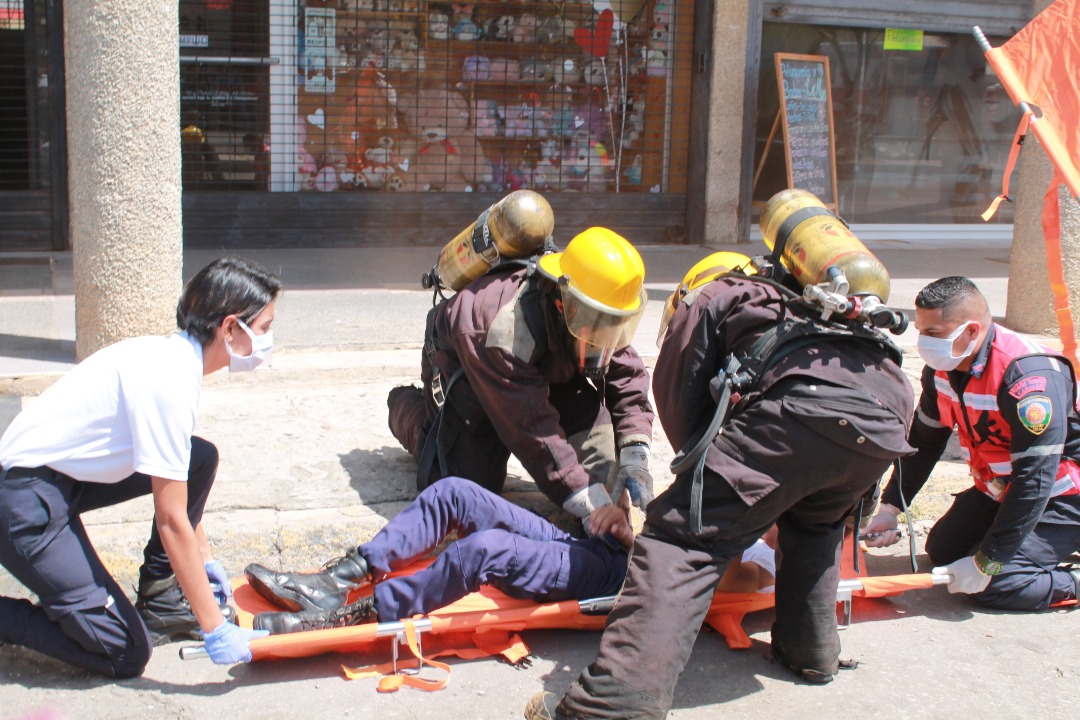 Imagen de la noticia: Municipio Cabimas: Cuerpo de bomberos de realiza en celebración a su aniversario 64 simulacro de rescate