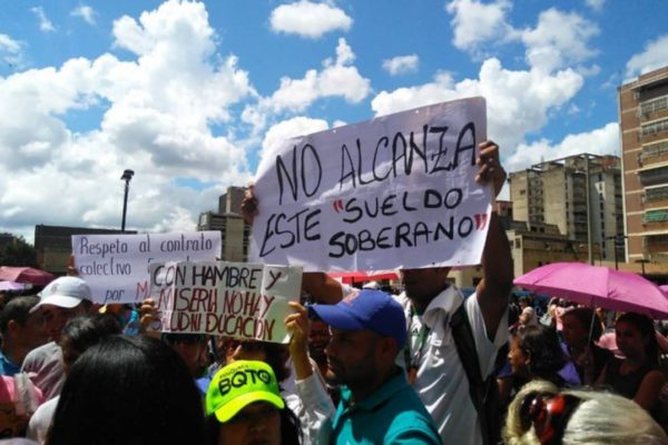 Imagen de la noticia: Educadores venezolanos descontentos con pago de bono vacacional