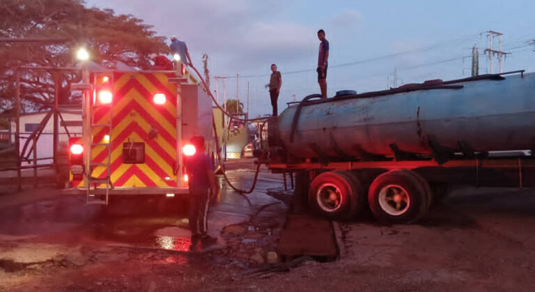 Imagen de la noticia: Municipio Lagunillas: Dos bomberos heridos en extinción de incendio en local pesquero