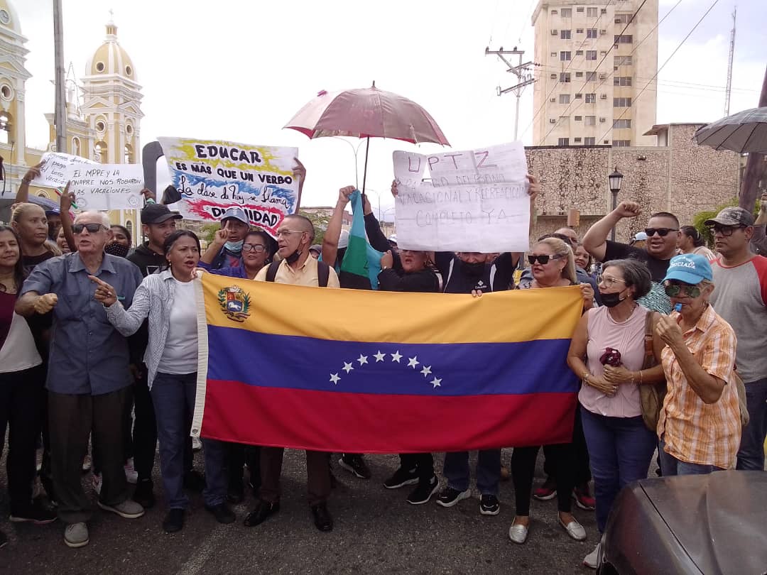 Imagen de la noticia: Municipio Cabimas: Maestros regresaron a las calles para exigirle al Gobierno Nacional mejores condiciones laborales