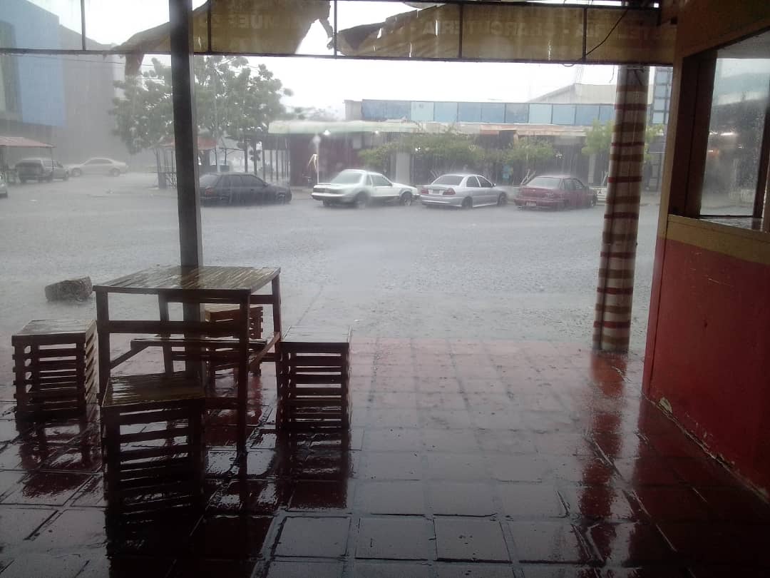 Imagen de la noticia: Municipio Cabimas: Fuerte aguacero de más de una hora y media dejó las calles bajo las aguas