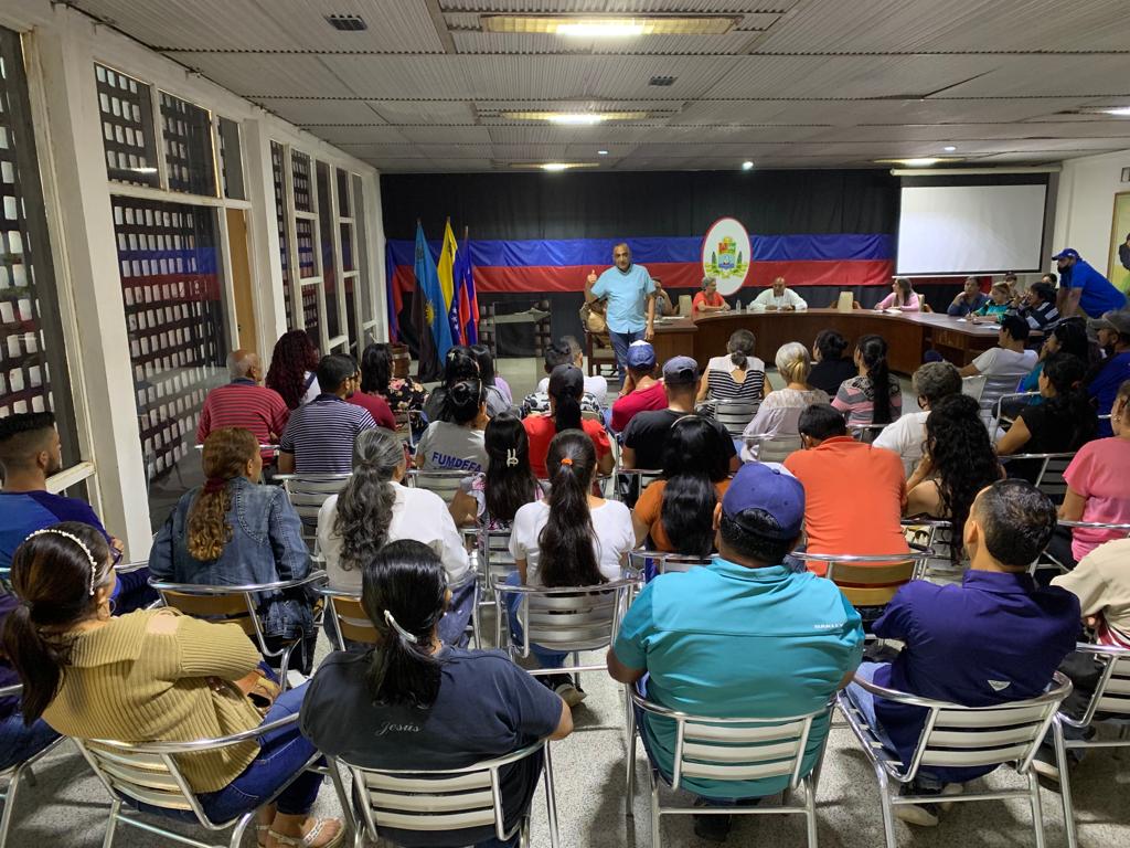 Imagen de la noticia: Municipio Santa Rita: Alcalde Alenis Guerrero activa con su personal Plan de Emergencia para ayudar afectados de la Cañada de Urdaneta