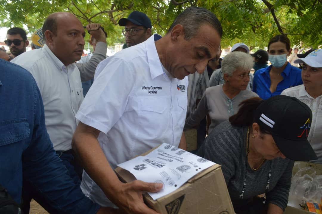 Imagen de la noticia: Alcalde Alenis Guerrero: “En nombre del pueblo de Santa Rita entregamos medicamentos, alimentos, ropa e hidratación a los afectados de la Cañada de Urdaneta”