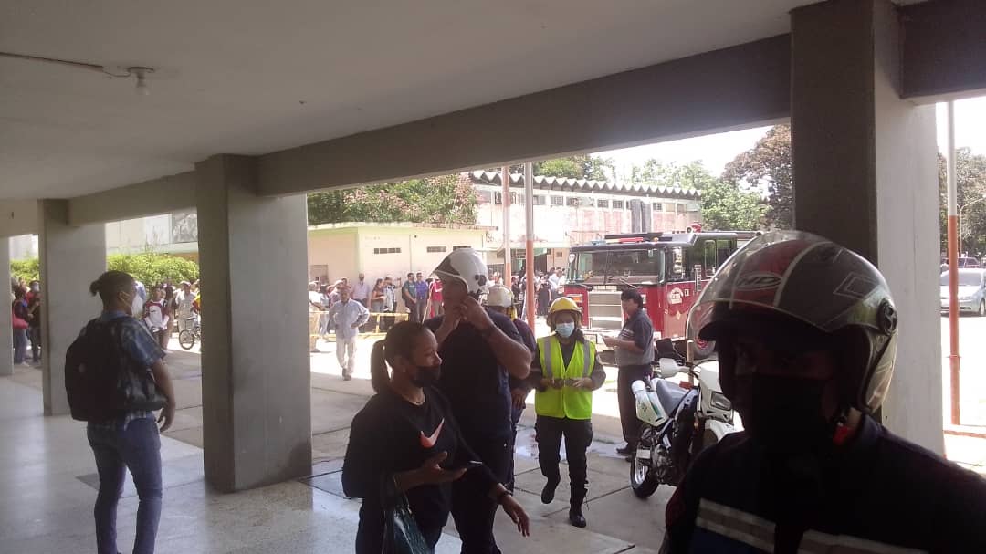 Imagen de la noticia: Municipio Cabimas: Se desploma techo del despacho de la Alcaldía de Cabimas