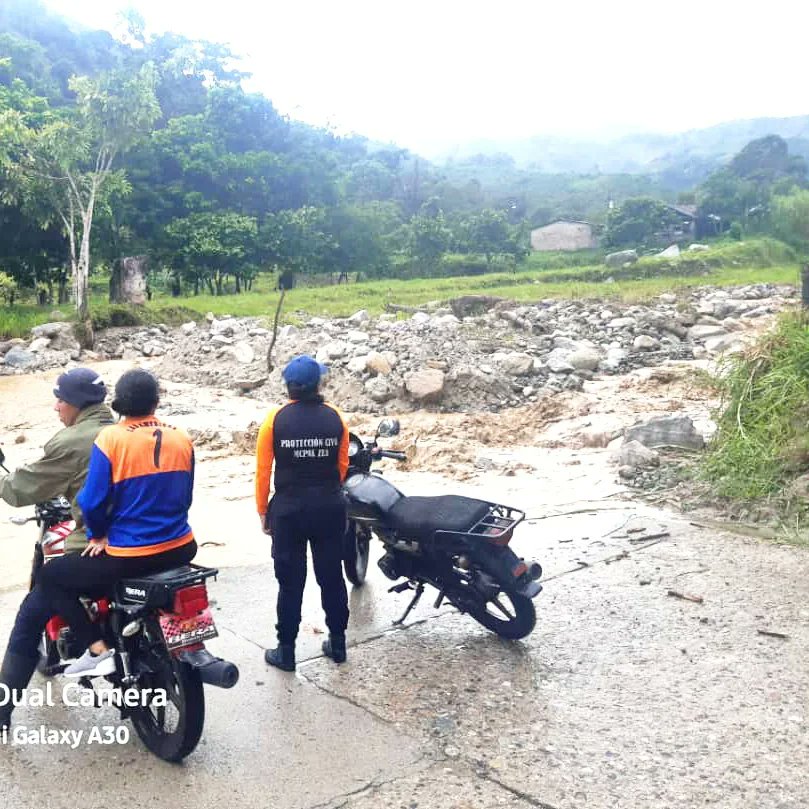 Imagen de la noticia: Estado Mérida: Protección Civil advierte sobre riesgos en vías tras fuertes lluvias