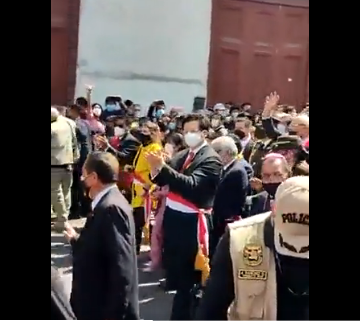 Imagen de la noticia: Perú: Abuchearon y lanzaron huevos al presidente Pedro Castillo en recorrido de calles de Tacna.(video)