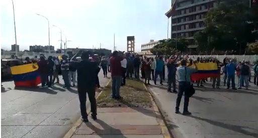 Imagen de la noticia: Municipio Maracaibo: Pensionados y jubilados petroleros cierran avenida La Limpia para exigir pago de sus mensualidades