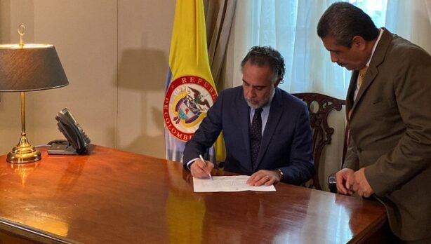 Imagen de la noticia: Armando Benedetti toma posesión como embajador de Colombia en Venezuela