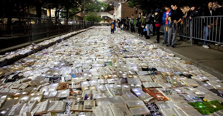 Imagen de la noticia: Una calle en Canadá cubierta con 10.000 libros
