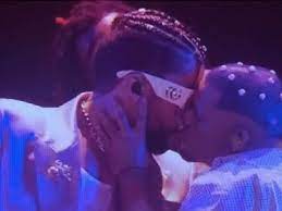 Imagen de la noticia: Bad Bunny beso a un hombre y a una mujer en los Premios VMAs 2022
