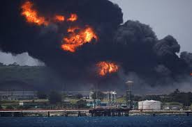 Imagen de la noticia: Cuba: Incendio en puerto petrolero cuentan más de 120 heridos y 17 bomberos desaparecidos
