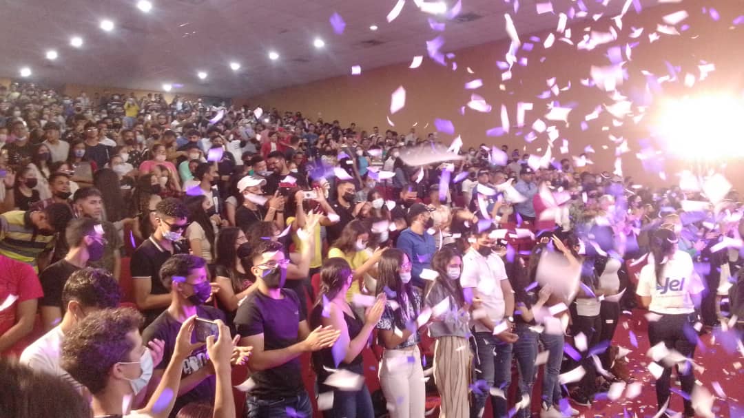 Imagen de la noticia: Municipio Cabimas: Gobernador Manuel Rosales entrega más de 600 certificados J.E.L a estudiantes