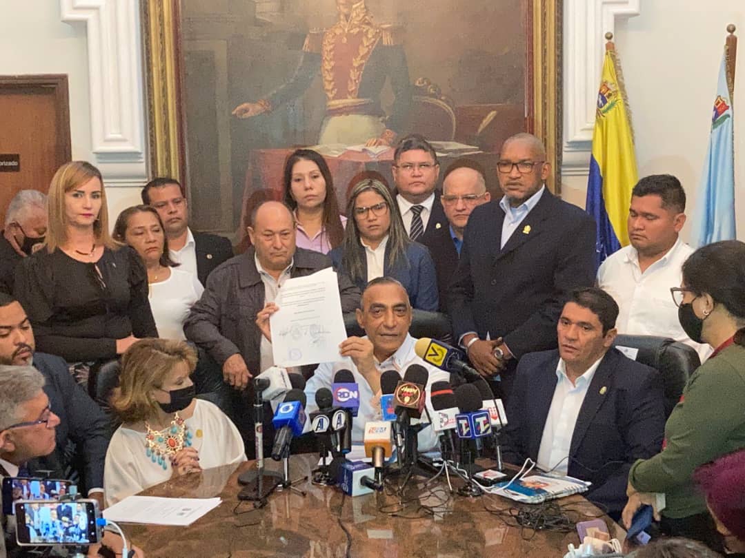 Imagen de la noticia: Alcalde Alenis Guerrero Presidente de Asalzu entregó documento en rechazo a Ley que viola potestades tributarias