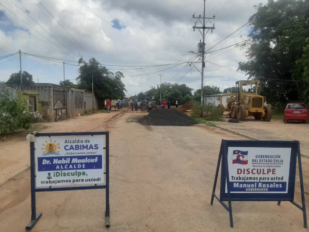 Imagen de la noticia: Municipio Cabimas: Alcaldía ejecuta trabajos de bacheo en la entrada de la urbanización Los Laureles*