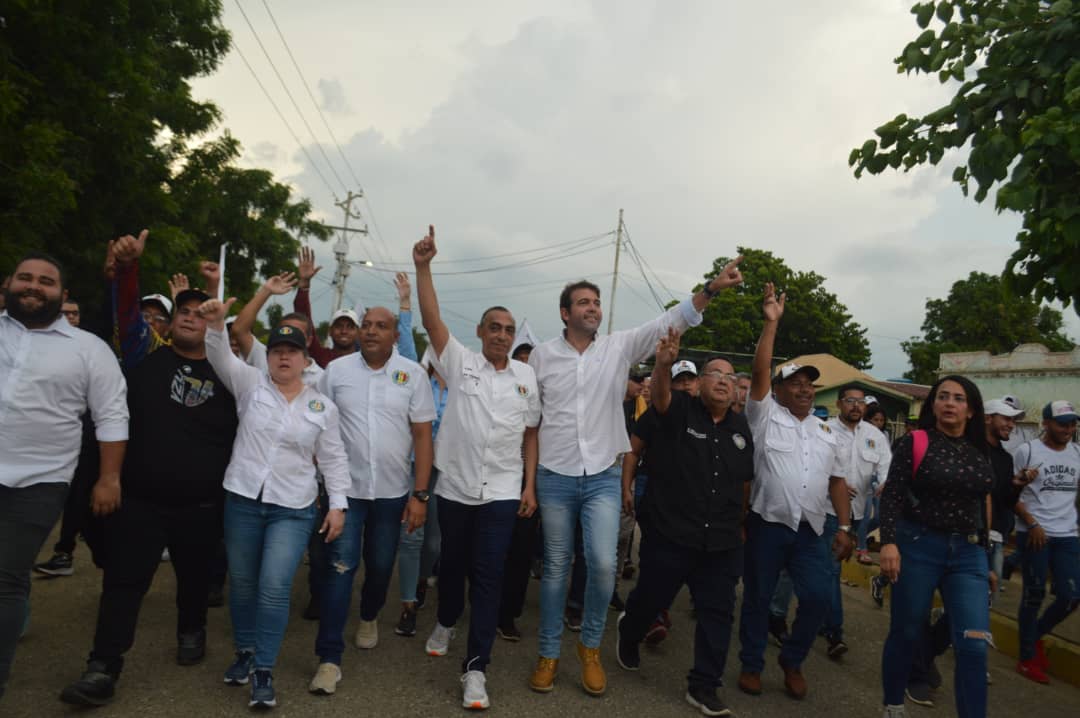 Imagen de la noticia: Municipio Santa Rita: Alenis Guerrero y Carlos Prósperi precandidato presidencial realizaron caminata en el municipio