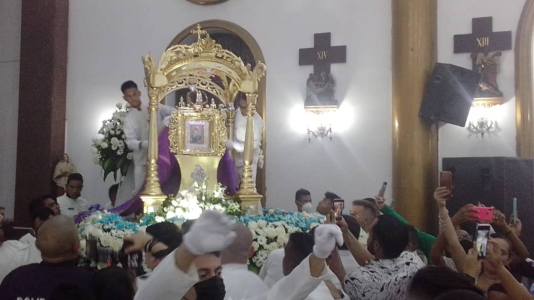 Imagen de la noticia: Municipio Cabimas: La virgen del Rosario bajó de su altar para reencontrarse con su pueblo