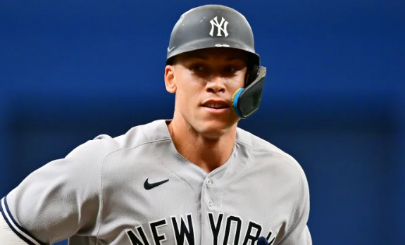 Imagen de la noticia: Aaron Judge conecta el estacazo 54 e iguala a Alex Rodríguez con la marca de más jonrones para un derecho de los Yankees