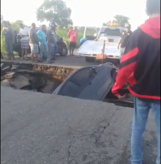 Imagen de la noticia: Carretera Falcón-Zulia: Tras fuertes lluvias colapsa la vía a la altura de Mecocal