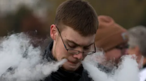 Imagen de la noticia: El vapeo se ha convertido en una puerta de entrada a la adicción a la nicotina para adolescentes: estudio