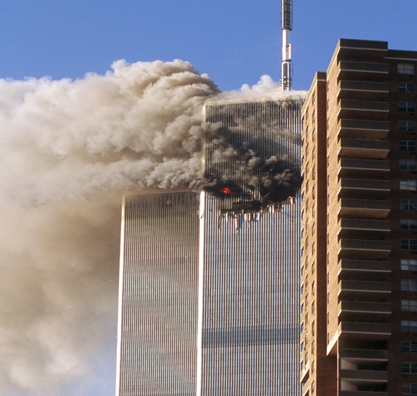 Imagen de la noticia: Un día como hoy, 11 de septiembre en la historia: 2001 ocurre el atentado de las Torres Gemelas, el Pentágono y un avión en Pensilvania, donde en total fallecen casi 3000 personas.