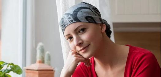 Imagen de la noticia: Por qué se cae todo el cabello con la quimioterapia