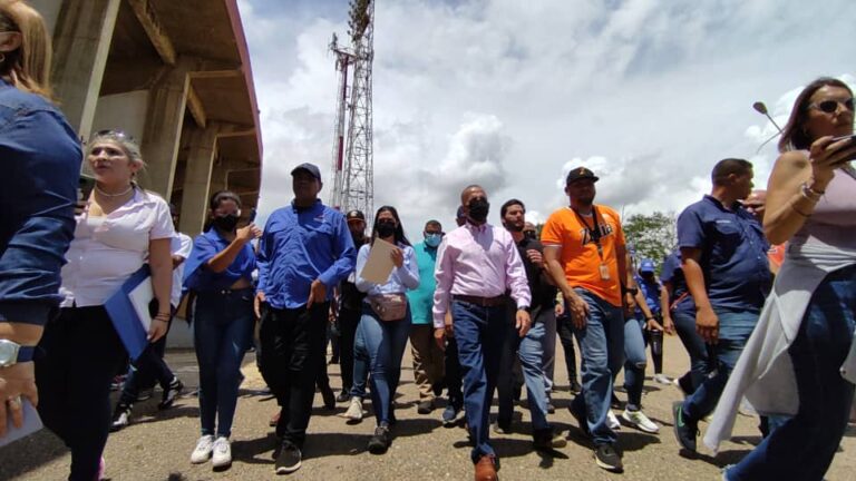 Imagen de la noticia: Municipio Maracaibo: Gobernador Manuel Rosales evalúa los trabajos que se adelantan en el estadio Luis Aparicio