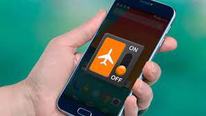 Imagen de la noticia: El verdadero motivo para poner el teléfono celular en modo avión cuando volamos