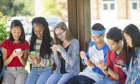 Imagen de la noticia: Quitan el teléfono móvil 7 días a un grupo de jóvenes para un estudio científico y estos son los resultados