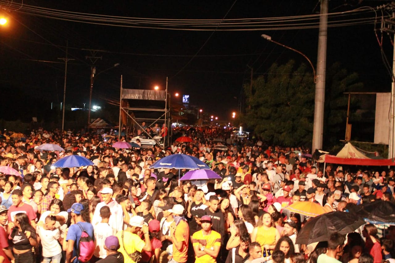 Imagen de la noticia: Municipio Cabimas: Con lluvia más de 2 mil personas disfrutaron del Gran Amanecer de la Feria del Rosario