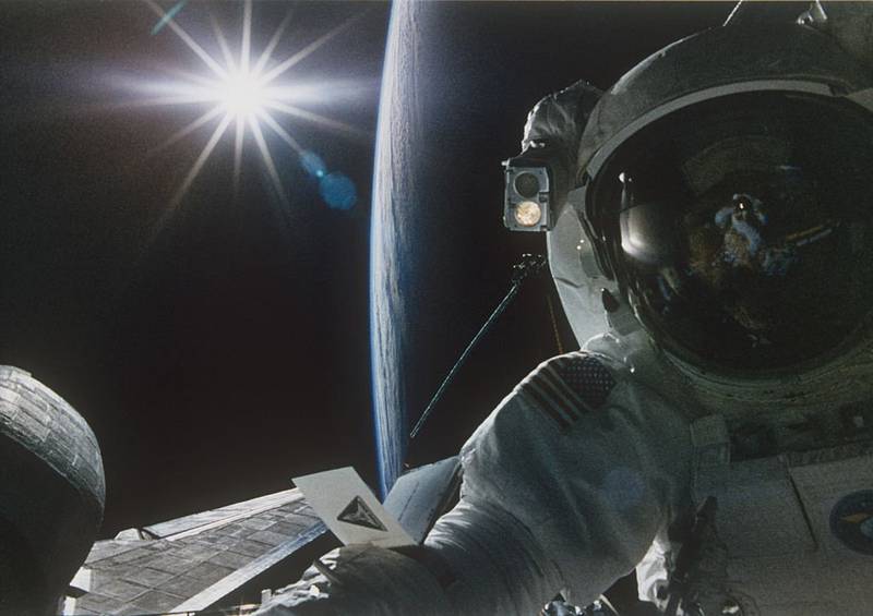 Imagen de la noticia: ¿Congelarte o explotar?: Qué le pasaría al cuerpo de un astronauta si se quitara su traje en el espacio