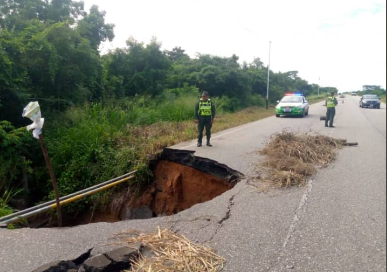 Imagen de la noticia: Municipio Santa Rita: Se hundió un tramo de la Lara-Zulia a la altura del peaje