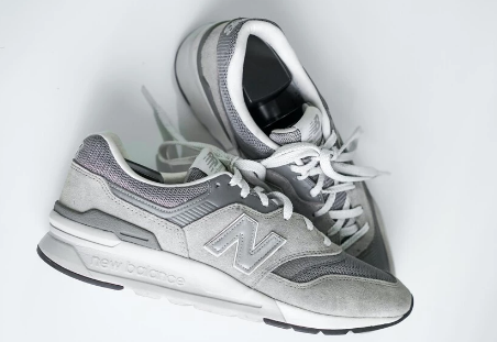 Imagen de la noticia: Las zapatillas grises de New Balance que encajan en todos tus looks