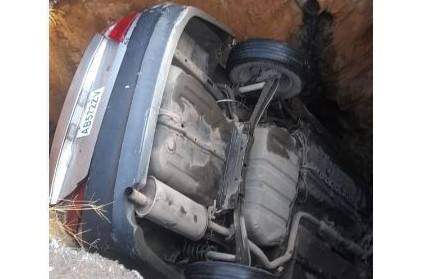 Imagen de la noticia: Municipio Maracaibo: Vehículo cae completo en hueco al ceder pavimento