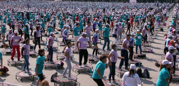 Imagen de la noticia: México: Cerca de cuatro mil personas saltan en trampolines para romper récord mundial