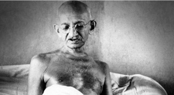 Imagen de la noticia: Un día como hoy, 6 de noviembre en la historia: 1913 Mahatma Gandhi es arrestado mientras lidera la marcha de mineros indios en Sudáfrica.