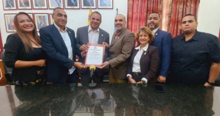 Imagen de la noticia: Alcalde Alenis Guerrero y Cámara Municipal entregan solicitud de la creación de la nueva parroquia de Santa Rita al CLEZ