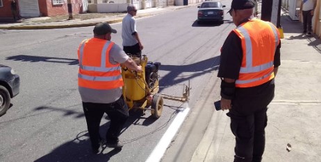 Imagen de la noticia: Municipio Cabimas: Avanzan trabajos de demarcación vial e instalación de luces en la Avenida Universidad